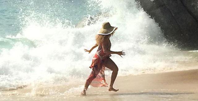 Beyoncé zdrhala před vlnou – měla strach o svůj účes?