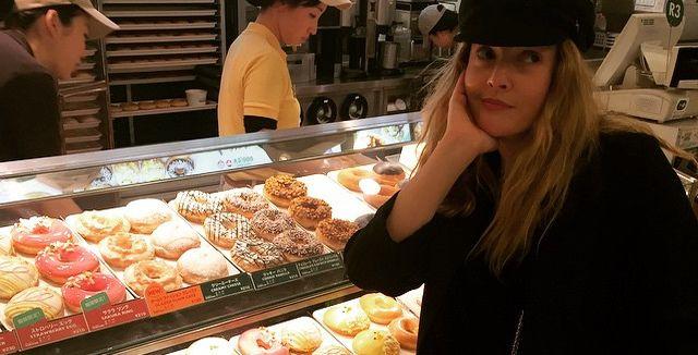 Drew Barrymore ochutnává v Japonsku vše, co jí místní kuchyně nabídne