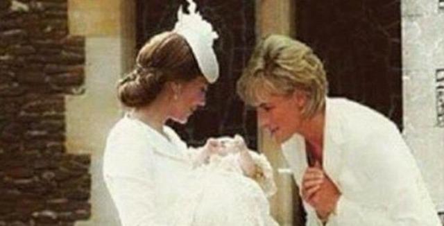 Princezna Diana se sklání nad svou vnučkou, kterou drží snacha Kate. Je to možné?